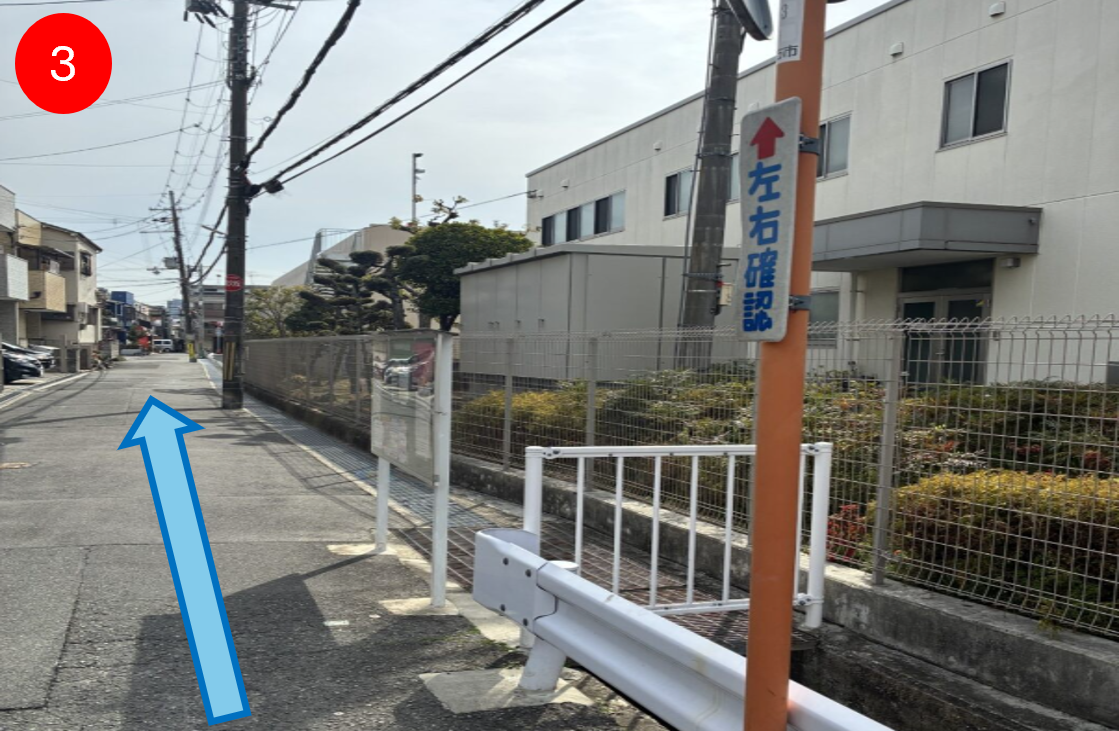 しばらく道なりに進むと右手に弊社の建屋が見えてきます
