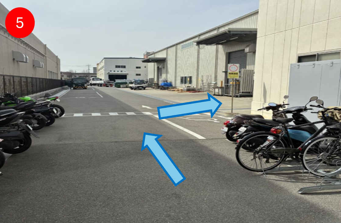 駐輪場を抜け、右手に進みます。