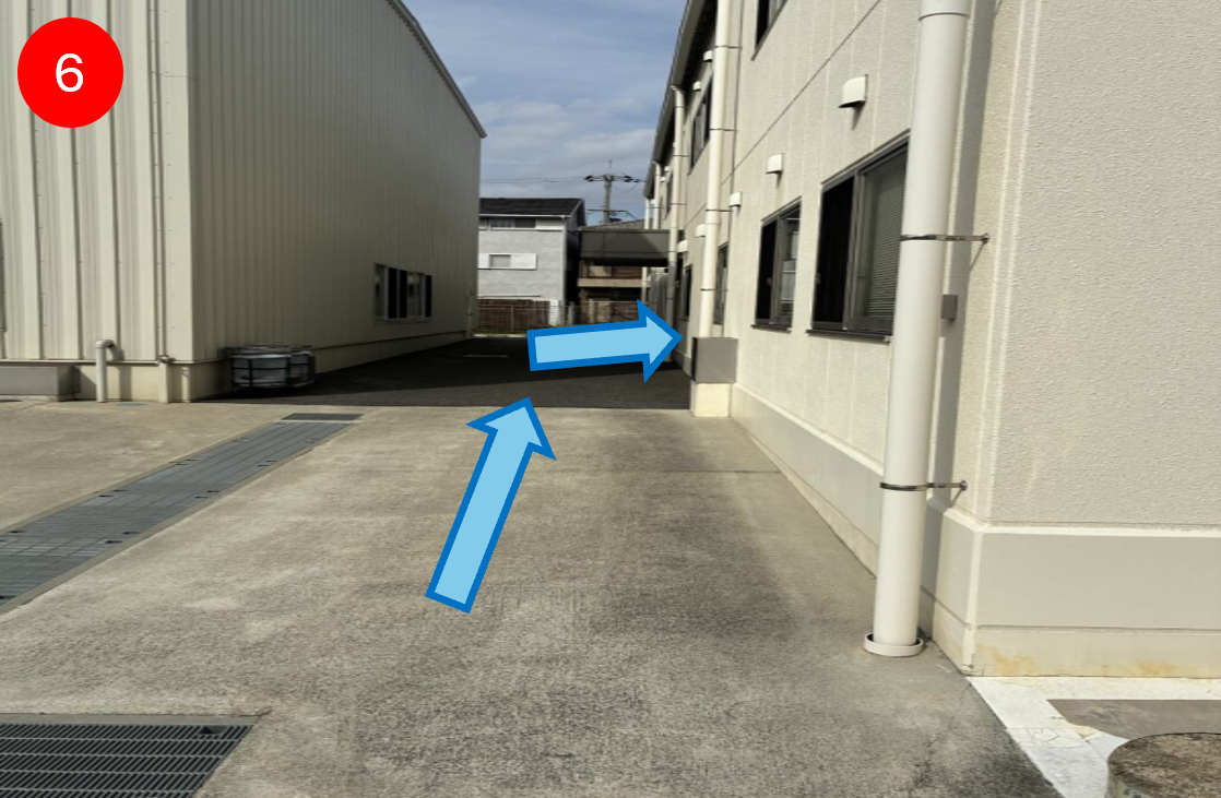 右の建屋（事務所棟)の玄関に入り、受付にて記帳をお願いします。